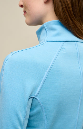 Detailansicht der Damen-Stretchjacke „Wera“ in Sky (blau) – zeigt die feine Materialstruktur und die verfeinerten Nähte, die für eine besonders cleane, hochwertige Optik sorgen