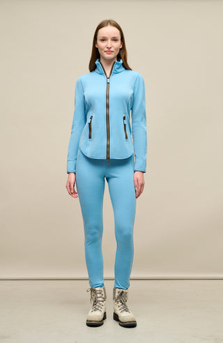 Vorderansicht der Damen-Stretchjacke „Wera“ in Sky (blau), getragen von einem Model – mit Zwei-Wege-Reißverschluss, sportlichem Schnitt und leichtem, nachhaltigem Material; ideal für Frühling, Sommer oder als Midlayer im Winter