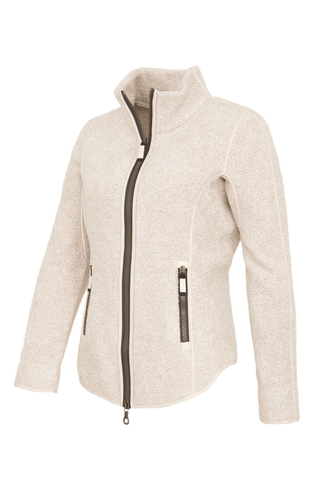 Seitenansicht der Damenjacke „WERA-CT“ in der Farbe „Caramel“, einem warmen Creme-Beige-Ton. Die sportlich-elegante Teddyjacke besteht aus einem luxuriösen Fleece-Material mit Kaschmiranteil, das besonders weich, edel und wärmend wirkt. Der hohe Stehkragen, der durchgehende Zwei-Wege-Reißverschluss und zwei seitliche Eingrifftaschen unterstreichen die funktionale Gestaltung. Die feine, flauschige Struktur des Materials kombiniert Komfort mit stilvoller Hochwertigkeit. An den Seiten etwas höher geschnitten