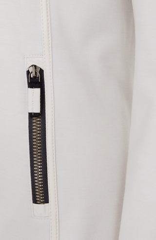 Detailfoto vom Reißverschluss der weißen Sport Jacke 