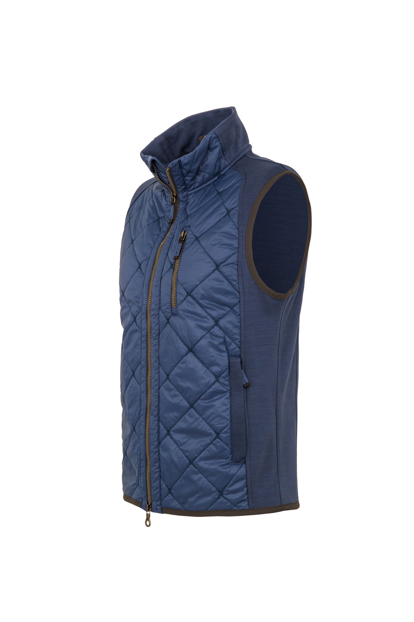 Seitenansicht der luxuriösen Herren-Quiltweste „LucasMulti-QL“ von Frauenschuh in Alaska Blue; Die Vorderseite ist gefertigt aus Nylon mit klassischer Rautensteppung, die Hinterseite aus Wool-Power-Streach; ausgestattet mit Stehkragen, durchgehendem Reißverschluss und funktionalen Seitentaschen mit verdecktem Zipper; sportlich-geradliniger Schnitt für einen modernen Look, ideal für Frühling und Sommer; cleane Optik mit dezenten Logo-Details – kombiniert technische Funktion mit stilvoller Ästhetik