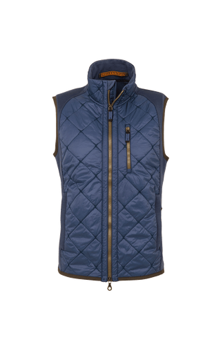 Vorderansicht der Herren-Quiltweste von Frauenschuh aus luxuriösem, leicht glänzendem Nylon in der Farbe Alaska Blue; elegante Rautensteppung über die gesamte Frontpartie, ergänzt durch einen hohen Stehkragen, Zwei-Wege-Reißverschluss, versteckte Seitentaschen und einer Brusttasche; sportlich-moderner Schnitt mit dezenter Taillierung und funktionalen Seitentaschen; die technische Materialqualität kombiniert Leichtigkeit mit edler Haptik – ideal für den Einsatz in der Übergangszeit Frühjahr und Sommer.