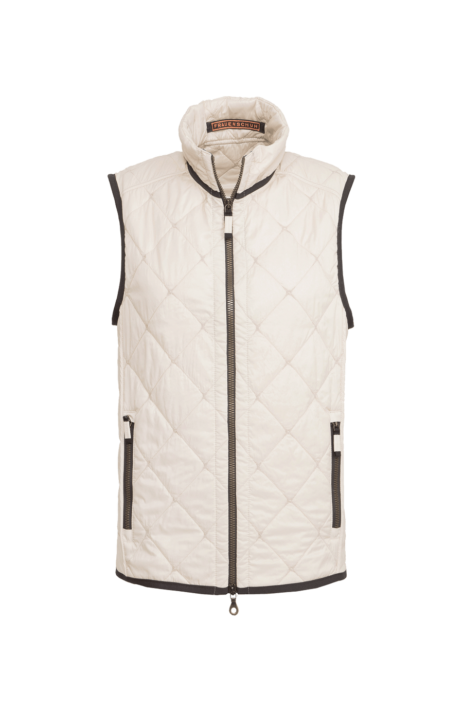 Herren-Quiltweste von Frauenschuh aus hochwertigem, leicht glänzendem Nylon in Sandstone (gebrochenes Weiß); luxuriös gestepptes Design mit feiner Rautenstruktur, Stehkragen und durchgehendem Zwei-Wege-Reißverschluss; verschließbare Seitentaschen; figurbetonter Schnitt für eine sportlich-elegante Silhouette; ideal für Frühling und Sommer, kombiniert Funktionalität mit stilvoller Ästhetik; perfekt tragbar über Hemd oder Pullover für einen modernen Layering-Look