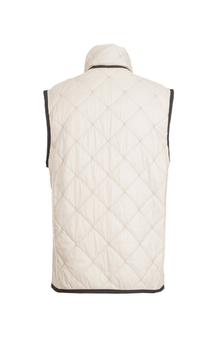 Rückansicht der Herren-Quiltweste „Henri-QL“ von Frauenschuh in Sandstone (gebrochenes Weiß), hochwertiges, leicht glänzendes Nylon mit markanter Rautensteppung; ausgestattet mit Stehkragen, durchgehendem Zwei-Wege-Reißverschluss und verschließbaren Seitentaschen, die sportlich-elegante Weste überzeugt mit klarer Linienführung, funktionalem Design und leicht taillierter Passform – ideal für Frühling und Sommer als stilvolle Ergänzung zur Herren-Garderobe