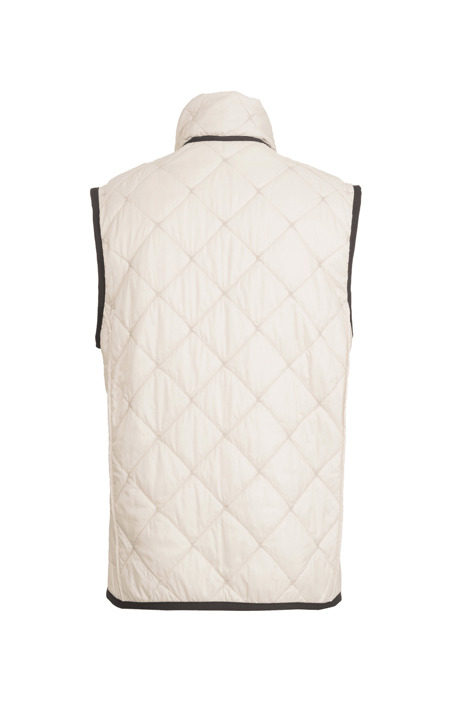 Rückansicht der Herren-Quiltweste „Henri-QL“ von Frauenschuh in Sandstone (gebrochenes Weiß), hochwertiges, leicht glänzendes Nylon mit markanter Rautensteppung; ausgestattet mit Stehkragen, durchgehendem Zwei-Wege-Reißverschluss und verschließbaren Seitentaschen, die sportlich-elegante Weste überzeugt mit klarer Linienführung, funktionalem Design und leicht taillierter Passform – ideal für Frühling und Sommer als stilvolle Ergänzung zur Herren-Garderobe