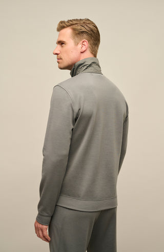 Frauenschuh Herrenjacke „Oliver PSW“ in der Farbe Hay (57-0), Rückansicht, getragen von einem Model. Gefertigt aus Power Stretch Wool – eine leichte, elastische und atmungsaktive Jacke für Frühling und Sommer. Mit sportlich-eleganter Passform und funktionalem Design für aktive Freizeit