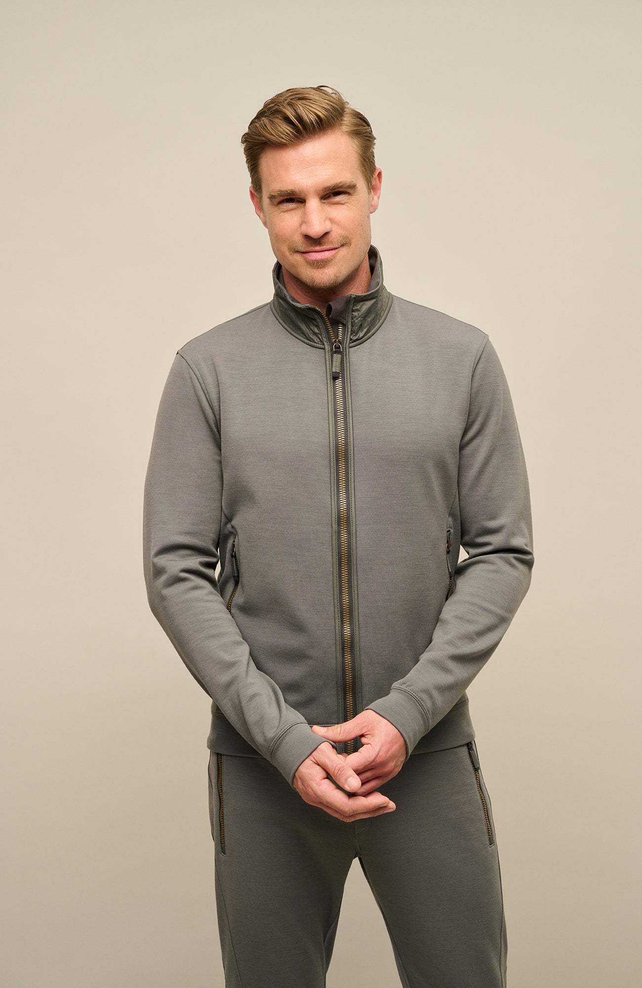 Frauenschuh Herrenjacke „Oliver PSW“ in der Farbe Hay (57-0), Vorderansicht, getragen von einem Model. Aus Power Stretch Wool gefertigt – leicht, elastisch und atmungsaktiv. Ideal für Frühling und Sommer, mit sportlich-elegantem Schnitt, hohem Tragekomfort und funktionalen Details