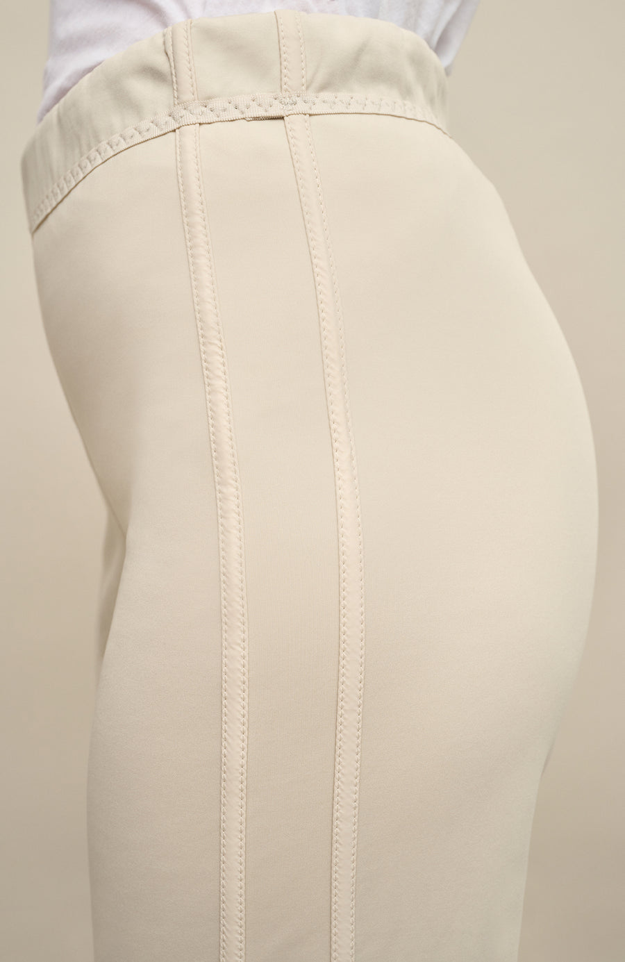Detailansicht der Damen-Funktionshose „Inga“ in der Farbe Sandstone – Fokus auf das elastische Powerstretch-Material und den komfortablen Bund; ideal als leichte Sporthose oder Leggings-Alternative für Frühling und Sommer