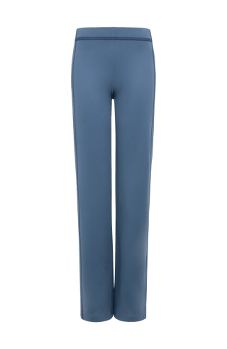 Vorderansicht der Damen-Powerstretch-Hose „Inga“ in der Farbe Denim – gerade geschnittene Hose ohne Taschen und Reißverschlüsse, mit elastischem Bund und einem schlicht-eleganten Design, das für hohen Tragekomfort und Bewegungsfreiheit sorgt