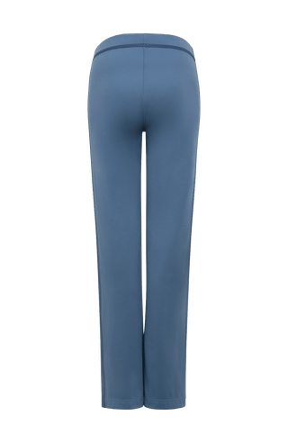Rückansicht der Damen-Powerstretch-Hose „Inga“ in der Farbe Denim – zeigt die gerade geschnittene Hose ohne Taschen und Reißverschlüsse, mit elastischem Bund und schlichtem Design für maximale Bewegungsfreiheit und Komfort