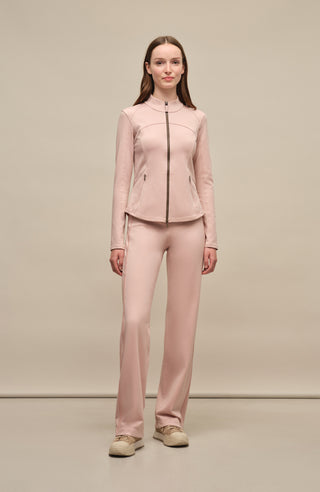Model trägt die Damen-Powerstretch-Hose „Inga“ in der Farbe Dusty Rose – Vorderansicht, zeigt die gerade geschnittene Hose ohne Taschen und Reißverschlüsse, mit elastischem Bund und schlichtem, funktionalen Design für optimalen Tragekomfort und Bewegungsfreiheit