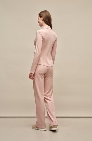 Model trägt die Damen-Powerstretch-Hose „Inga“ in der Farbe Dusty Rose – seitliche Perspektive, zeigt die gerade geschnittene Hose ohne Taschen und Reißverschlüsse, mit elastischem Bund und einem schlichten, funktionalen Design für hohe Bewegungsfreiheit und Komfort
