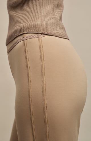Detailansicht der Damen-Powerstretch-Hose „Inga“ in der Farbe Savannah – zeigt den elastischen Bund und das glatte, dehnbare Material der Hose, das für eine perfekte Passform und hohen Tragekomfort sorgt