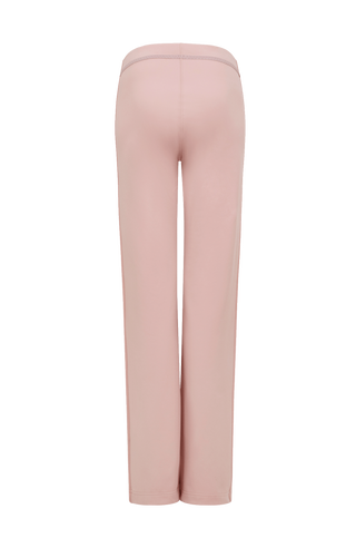 Rückansicht der Damen-Powerstretch-Hose „Inga“ in der Farbe Dusty Rose – zeigt die gerade geschnittene Hose ohne Taschen und Reißverschlüsse, mit elastischem Bund und schlichtem, funktionalem Design, das für hohen Tragekomfort und Bewegungsfreiheit sorgt