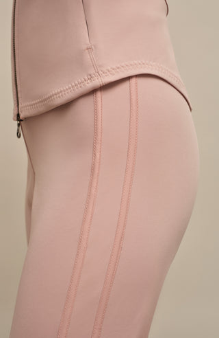 Detailansicht der Damen-Powerstretch-Hose „Inga“ in der Farbe Dusty Rose – zeigt den elastischen Bund und das glatte, dehnbare Material der Hose, das für eine perfekte Passform, hohen Tragekomfort und optimale Bewegungsfreiheit sorgt