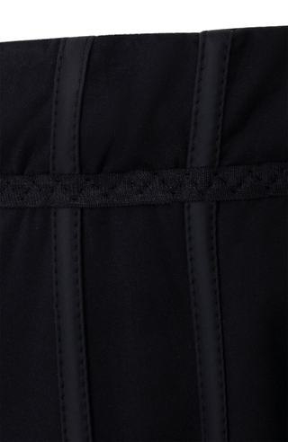 Detailansicht der Damen-Powerstretch-Hose „Inga“ in der Farbe Schwarz – zeigt das elastische, glatte Funktionsmaterial und den bequemen Bund; ideal für sportliche Aktivitäten, Freizeit und warme Tage im Frühling und Sommer