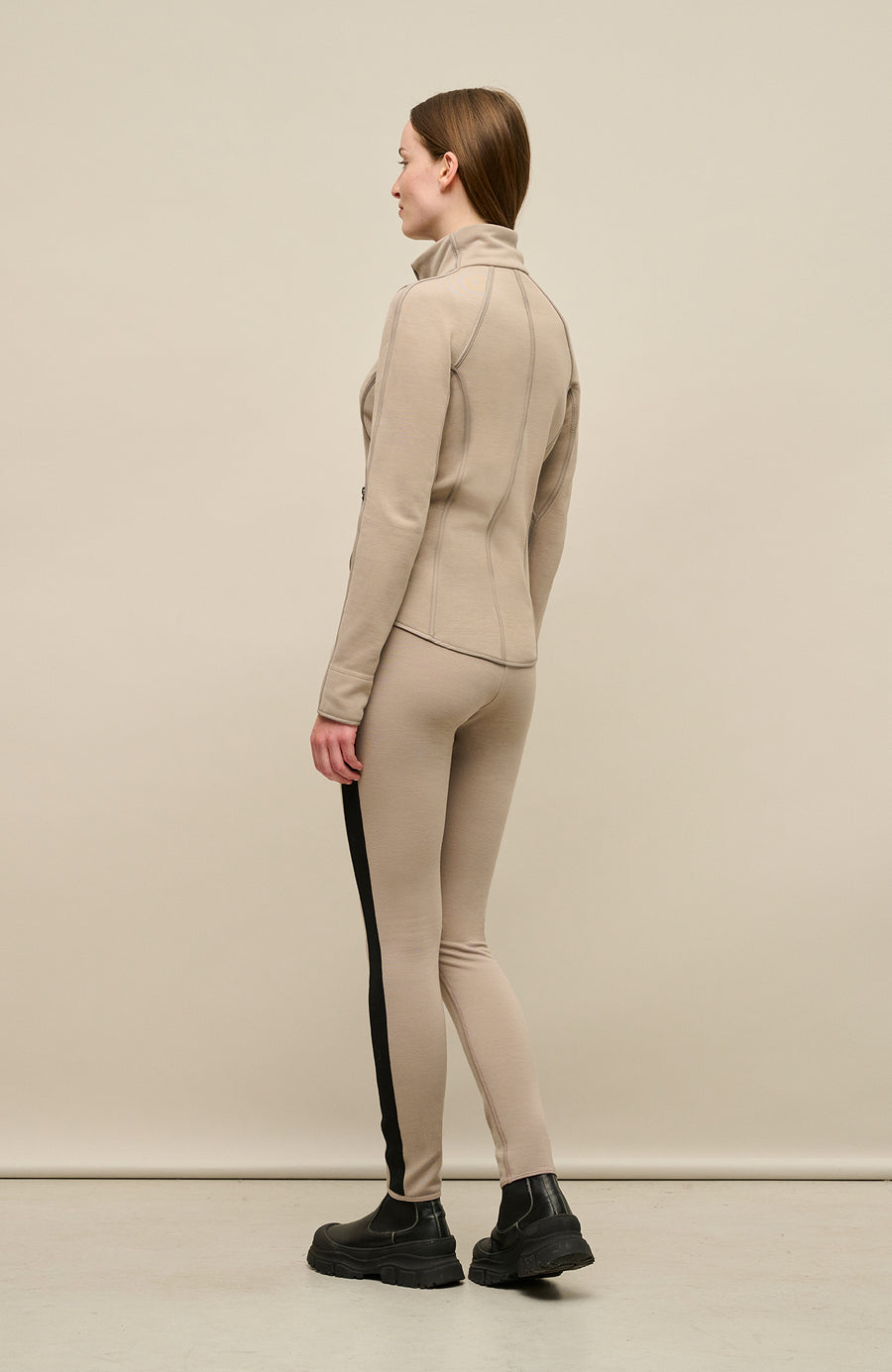 Frauenschuh Daphne PSW Funktionsleggings für Damen in Cashmere-Farbe (31-1), mit schwarzem Seitenstreifen, Rückansicht der sportlichen Leggings. Elastisches, atmungsaktives Material sorgt für Komfort und Flexibilität bei sportlichen Aktivitäten. Perfekt für Frühling und Sommer, mit elastischem Bund und funktionalen Details für einen modernen Look