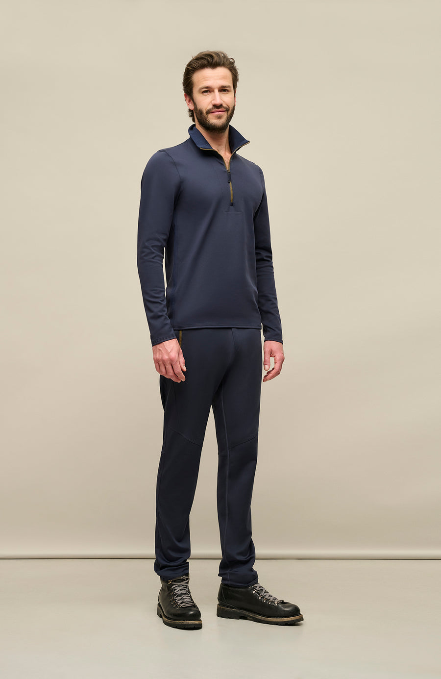 Model Vorderansicht der Herren-Funktionshose „Collin“ in der Farbe Midnight – zeigt den geraden Schnitt, elastischen Bund und praktische Reißverschlusstaschen; perfekt für Outdoor-Aktivitäten und Freizeit