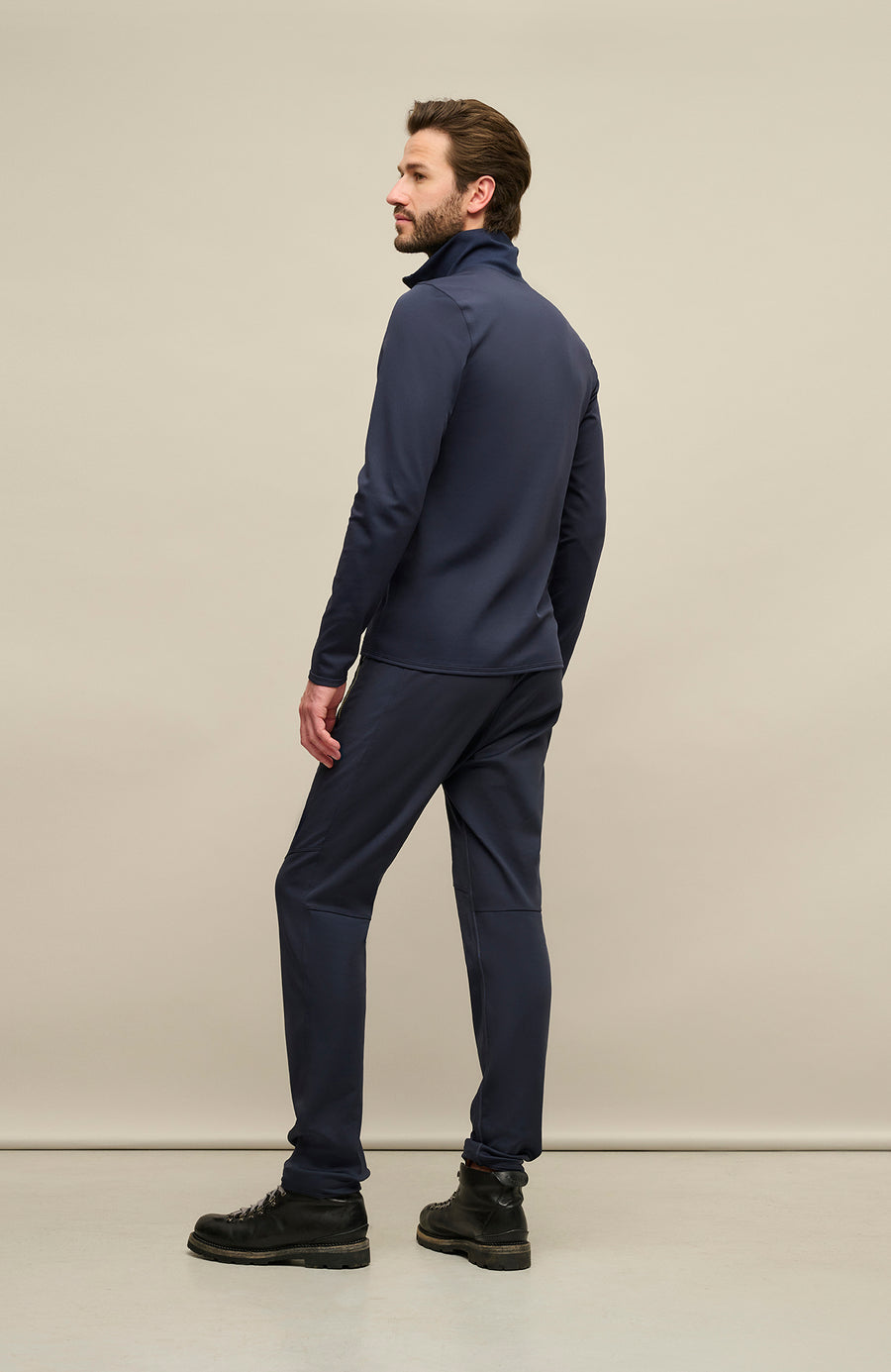 Model Rückansicht der Herren-Funktionshose „Collin“ in der Farbe Midnight – zeigt den geraden Schnitt, den elastischen Bund und praktische Reißverschlusstaschen; ideal für Outdoor-Aktivitäten und Freizeit