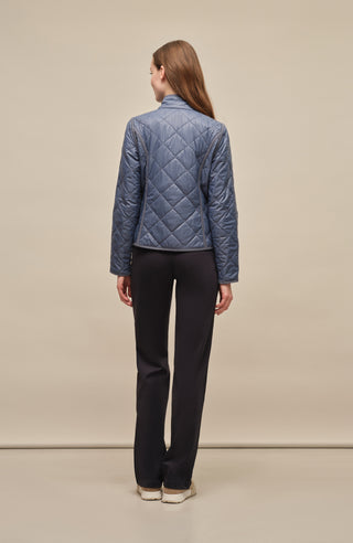 Model trägt die Damen-Fleecehose „Inga“ in der Farbe Midnight – Rückansicht, zeigt den geraden, bequemen Schnitt ohne Taschen und Reißverschlüsse, mit elastischem Bund und weichem, wärmendem Material; ideal als funktionale Winterhose für kalte Tage