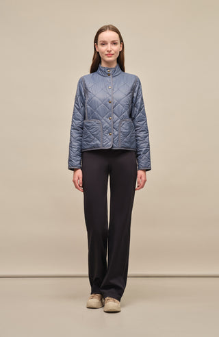 Model trägt die Damen-Fleecehose „Inga“ in der Farbe Midnight – Vorderansicht, zeigt den geraden, leggingsähnlichen Schnitt ohne Taschen und Reißverschlüsse, mit elastischem Bund und kuscheligem Fleece-Material; ideal als warme, funktionale Hose für Herbst und Winter