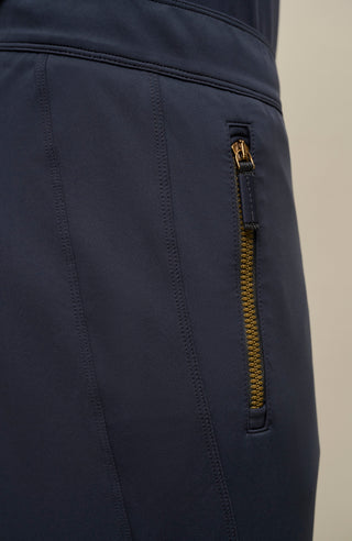 Detailansicht der Herren-Funktionshose „Collin“ in der Farbe Midnight – zeigt das elastische, funktionale Material und die praktischen Reißverschlusstaschen; ideal für Outdoor-Aktivitäten und Freizeit, für alle Jahreszeiten