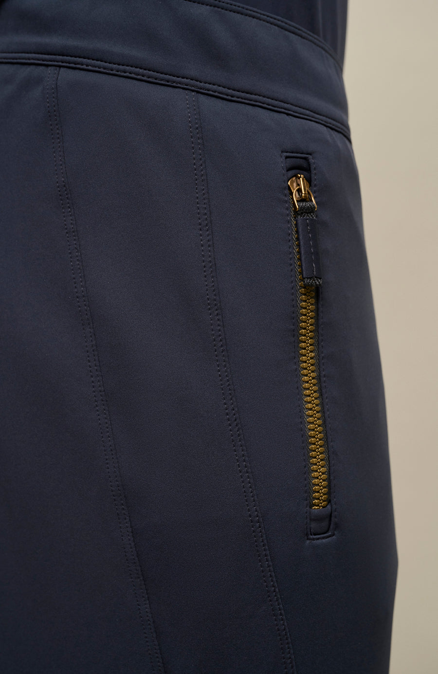 Detailansicht der Herren-Funktionshose „Collin“ in der Farbe Midnight – zeigt das elastische, funktionale Material und die praktischen Reißverschlusstaschen; ideal für Outdoor-Aktivitäten und Freizeit, für alle Jahreszeiten