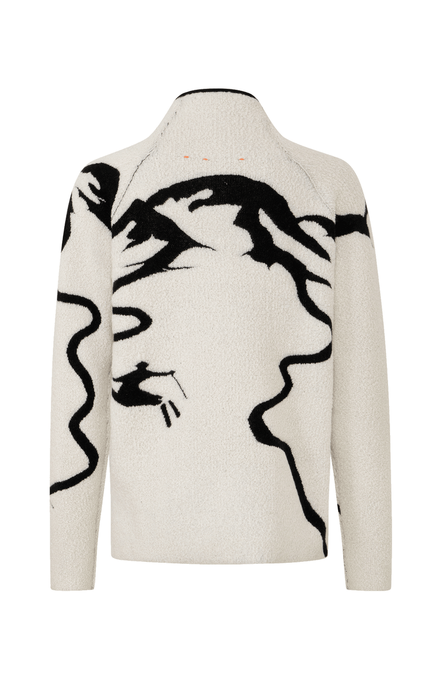 Rueckansicht eines Damenpullovers aus 100 % extrafeiner Merinowolle, Modell „Chatel-ME“ in der Farbe Weiss. Die Vorderseite zeigt ein kunstvoll gestaltetes Jacquard-Motiv aus skizzierten Berglandschaften, urbanen Elementen und dynamischen Skifahrern. Das hochwertige Merinogarn – leicht, weich und angenehm auf der Haut – wird in Italien produziert und auf modernsten Maschinen verarbeitet. Die Kombination aus künstlerischem Design & technischer Strickkunst macht den Pullover besonders stilvoll