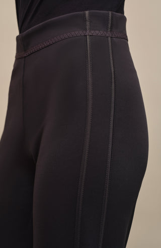 Detailansicht der Damen-Fleecehose „Inga“ in der Farbe Midnight – zeigt das weiche, wärmende Fleece-Material und den elastischen Bund; ideal für Komfort, Wärme und Bewegungsfreiheit in der kalten Jahreszeit