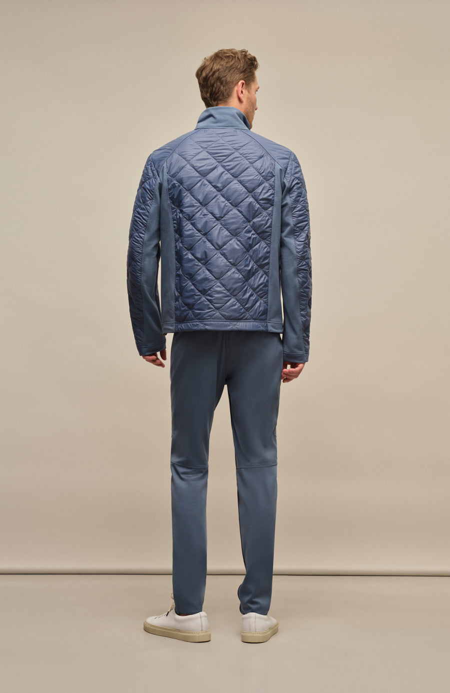 Model Rückansicht der Funktionshose „Collin“ in der Farbe blau – zeigt die Passform und das strapazierfähige Material, ideal für Outdoor-Aktivitäten und komfortable Freizeitkleidung