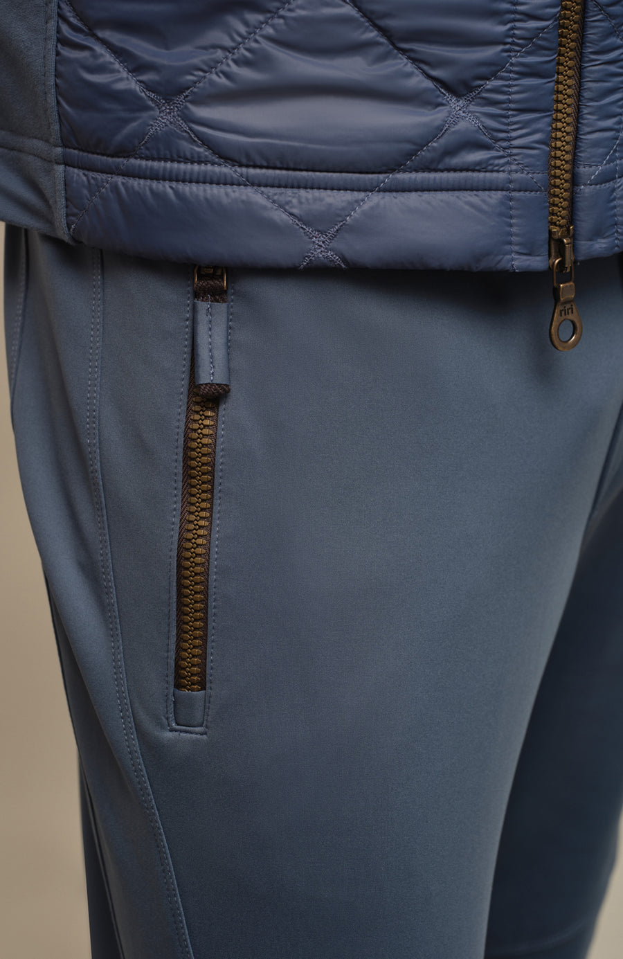 Detailaufnahme der Funktionshose „Collin“ in der Farbe blau – zeigt die hochwertige Verarbeitung und das elastische Material, das für Bewegungsfreiheit und Komfort bei Outdoor-Aktivitäten sorgt