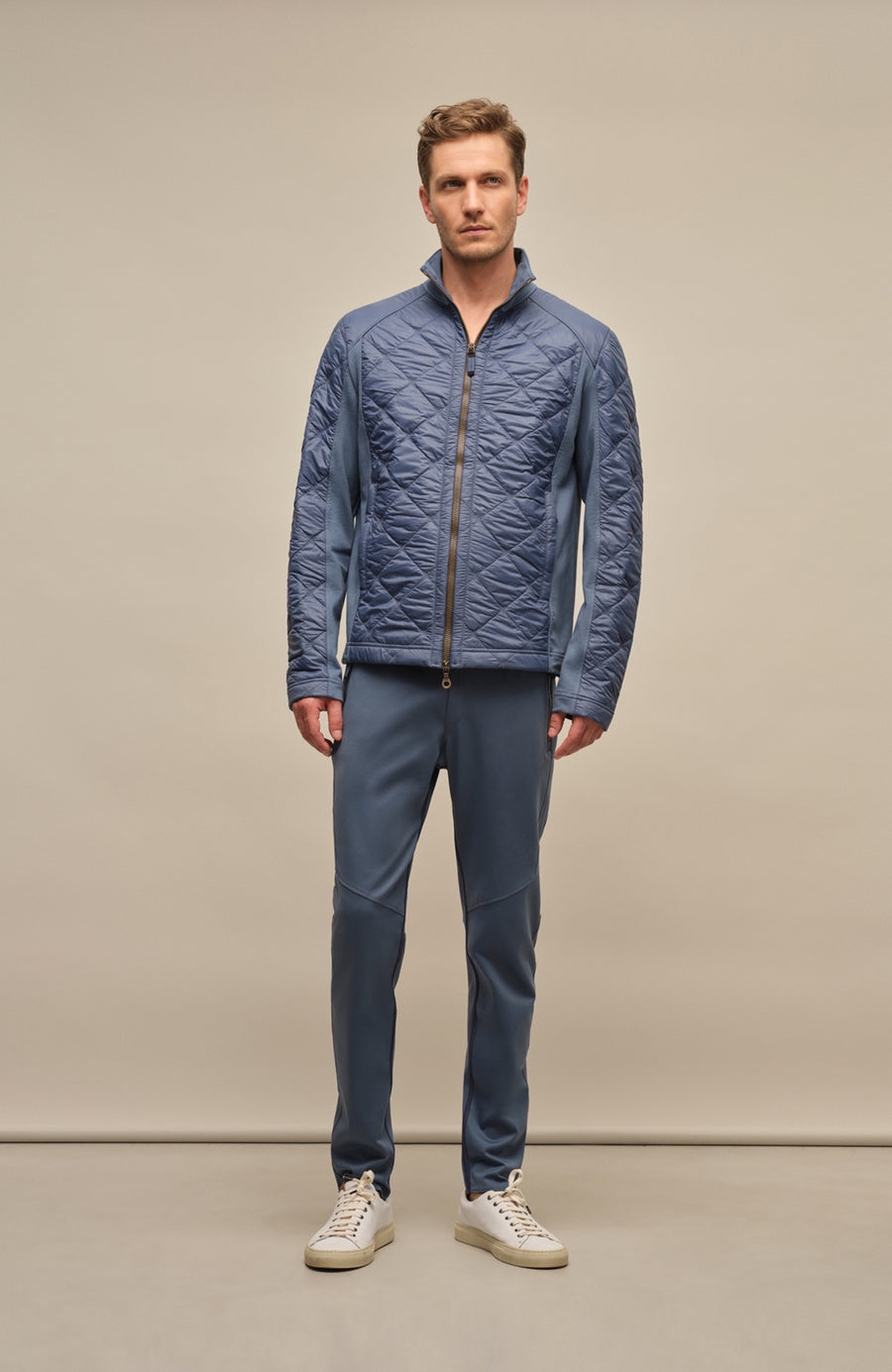 Model Vorderansicht der Funktionshose „Collin“ in der Farbe blau – zeigt den modernen Schnitt und das strapazierfähige Material, perfekt geeignet für Outdoor-Aktivitäten und Freizeit