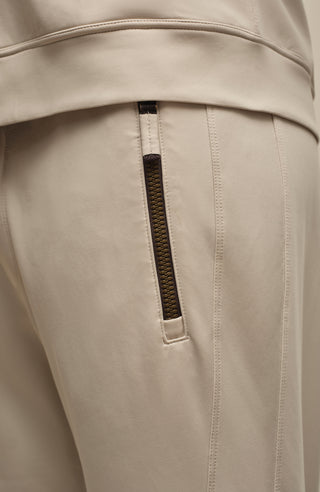 Detailansicht der Herren-Funktionshose „Collin“ in der Farbe Sandstone – zeigt das elastische, funktionale Material und den bequemen Bund der Hose; ideal für Sport und Outdoor-Aktivitäten