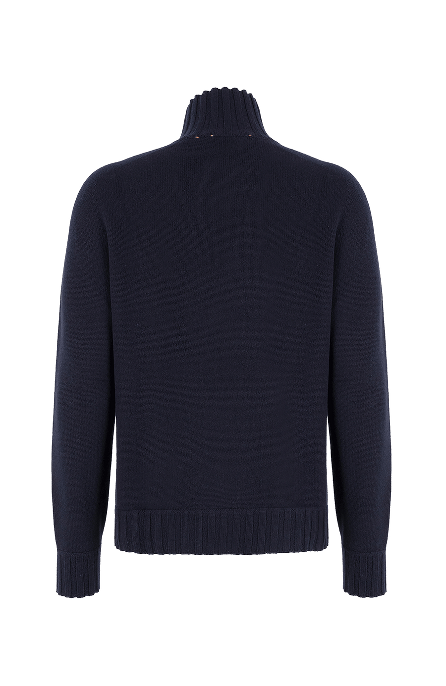 Rückansicht eines hochwertigen Herrenpullovers aus reinem Kaschmir von Frauenschuh, Modell „Aiden 2.0“ (Artikelnummer Aiden-WS_163-0), Farbe Dunkelblau. Der luxuriöse Strickpullover für Herbst und Winter verfügt über einen eleganten, schmalen Stehkragen und ist aus feinstem Cashmere gefertigt. Die Ärmelabschlüsse, der Kragen und der untere Abschluss sind in feiner Rippenstruktur gestrickt und setzen sich optisch und haptisch vom glatt gestrickten Körper ab. Ein stilvolles, sportlich-elegantes Basic.