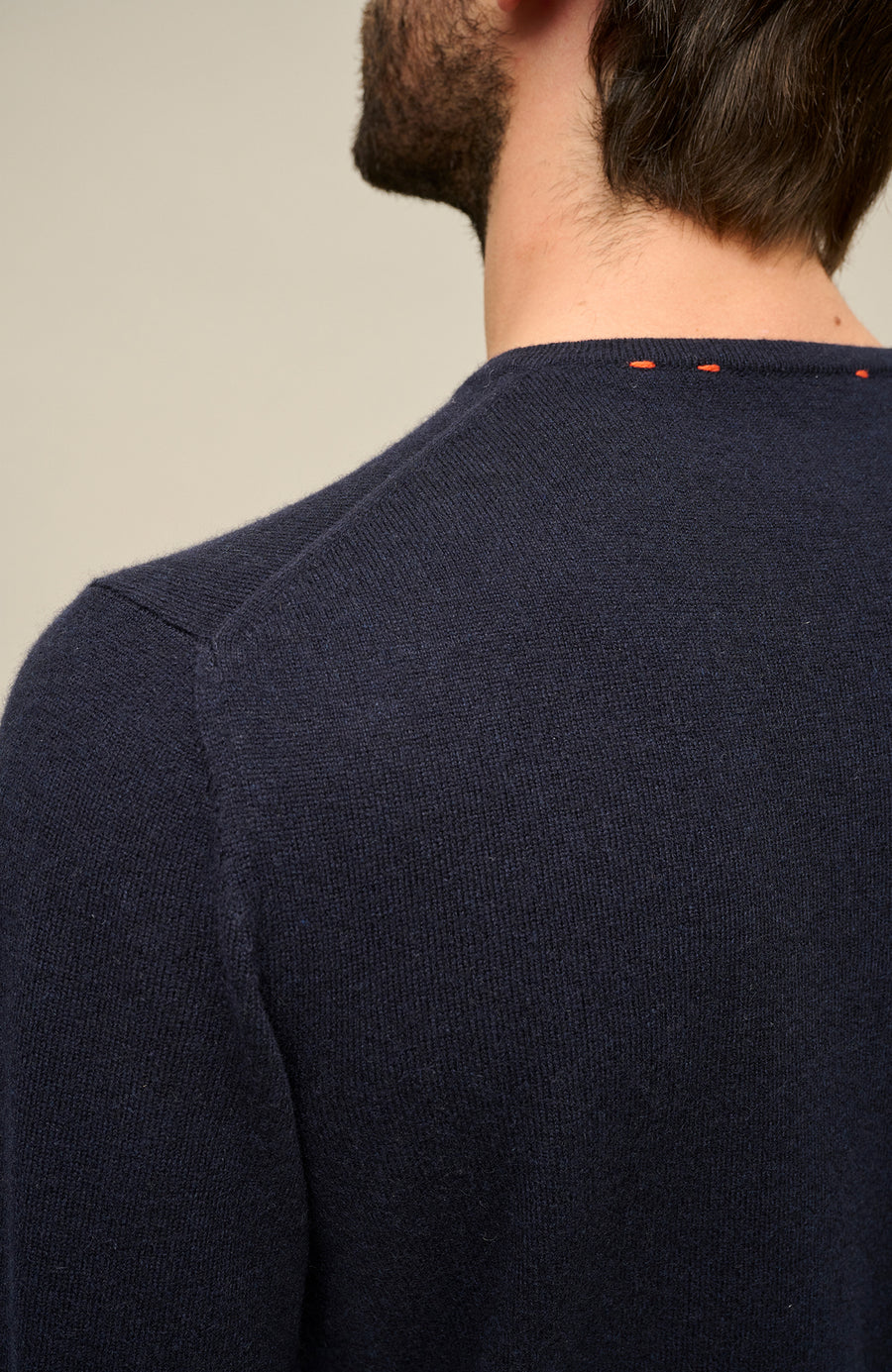 Detailaufnahme des Kaschmirpullovers „Nio2.0-WS“ von Frauenschuh in der Farbe Midnight (Dunkelblau); Fokus liegt auf der feinen Strickstruktur und der weichen, hochwertigen Kaschmirfaser; sichtbar sind die sorgfältig gearbeiteten Rippbündchen an Halsabschluss und Saum sowie die feinen Nähte; das Material wirkt besonders weich und komfortabel – ideal für die kühle Herbst- und Wintersaison; das Bild unterstreicht die erstklassige Qualität und die luxuriöse Haptik des Pullovers