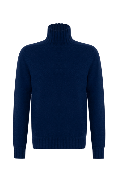Vorderansicht eines hochwertigen Herrenpullovers aus reinem Kaschmir von Frauenschuh, Modell „Aiden 2.0“ (Artikelnummer Aiden-WS_249-0), Farbe Alaska-Blue. Der luxuriöse Strickpullover für Herbst und Winter verfügt über einen eleganten, schmalen Stehkragen und ist aus feinstem Cashmere gefertigt. Die Ärmelabschlüsse, der Kragen und der untere Abschluss sind in feiner Rippenstruktur gestrickt und setzen sich optisch und haptisch vom glatt gestrickten Körper ab. Ein stilvolles, sportlich-elegantes Basic.