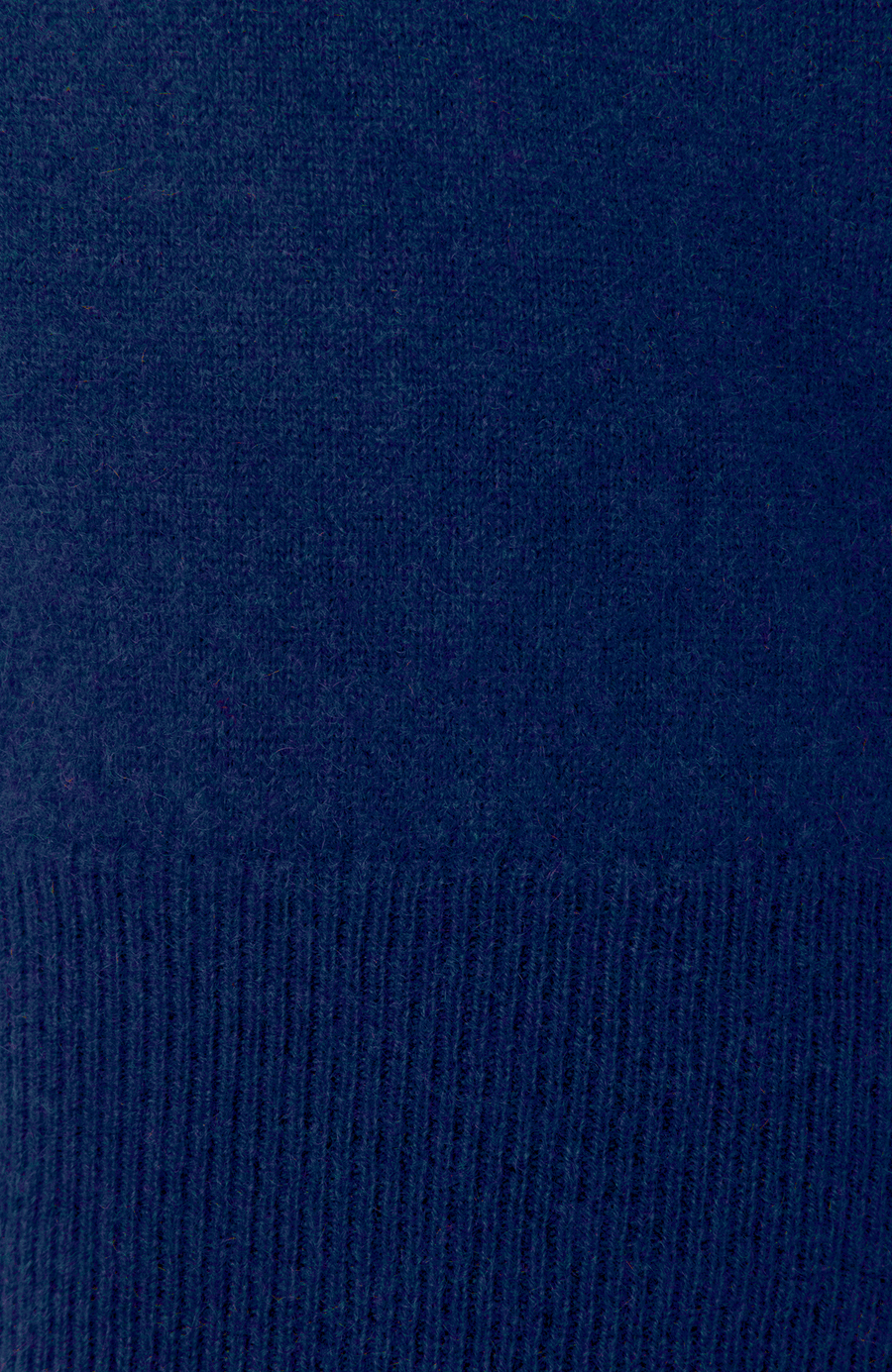 Detailaufnahme des Kaschmirpullovers „Nio2.0-WS“ von Frauenschuh in der Farbe Alaska Blue; im Fokus steht der fein gerippte Saumbund sowie die weiche, dicht gestrickte Oberfläche des hochwertigen Kaschmirgarns; die Struktur wirkt gleichmäßig und luxuriös, mit natürlichem Glanz und hervorragender Verarbeitungsqualität – ideal für Premium-Herbst- und Wintermode mit alpiner Herkunft
