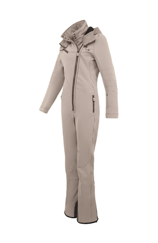 Damen-Skioverall GWEN-S in Beige von FRAUENSCHUH – figurbetonter Funktionsoverall in hochwertiger Ausführung – Seitenansicht mit taillierter Silhouette und sportlich-elegantem Schnitt – körpernahes Design mit ergonomischer Linienführung, perfekt für Outdoor-Aktivitäten und Wintersport – atmungsaktiv, elastisch, wasserabweisend. Am unteren Bein seitlich mit Reißverschluss für einfaches An- und Ausziehen
