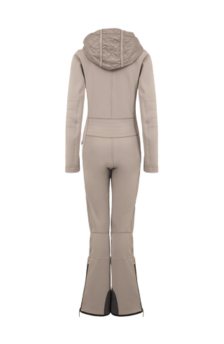 FRAUENSCHUH Damen-Funktionscatsuit GWEN-S in Beige – Rückansicht des figurbetonten Overalls/Catsuits aus atmungsaktivem, wasserabweisendem Material – klarer Schnitt mit ergonomischer Nahtführung für optimale Bewegungsfreiheit – funktionales Wintersport- und Outdoor-Design