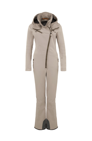 Vorderansicht des Damen-Skioverall GWEN-S in Beige – eleganter, figurbetonter Catsuit aus elastischem Funktionsmaterial mit hohem Tragekomfort – ideal für Wintersport, Skifahren und stylische Outdoor-Aktivitäten – wasserabweisend, atmungsaktiv und winddicht – körpernahe Passform mit durchgehendem leicht schräg verlaufendem Reißverschluss, hoher Kragen, Kapuze und taillierter Schnitt. Außerdem gibt es eine Brusttasche – edle Verarbeitung in typisch minimalistischer FRAUENSCHUH-Ästhetik