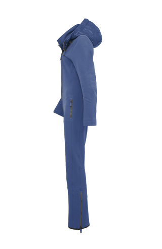 Damen-Skioverall GWEN-S in Blau von FRAUENSCHUH – figurbetonter Funktionsoverall in hochwertiger Ausführung – Seitenansicht mit taillierter Silhouette und sportlich-elegantem Schnitt – körpernahes Design mit ergonomischer Linienführung, perfekt für Outdoor-Aktivitäten und Wintersport – atmungsaktiv, elastisch, wasserabweisend. Am unteren Bein seitlich mit Reißverschluss für einfaches An- und Ausziehen