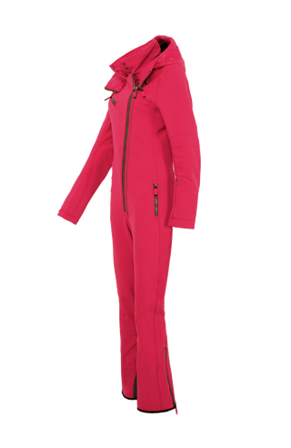 Damen-Skioverall GWEN-S in Deep Pink von FRAUENSCHUH – figurbetonter Funktionsoverall in hochwertiger Ausführung – Seitenansicht mit taillierter Silhouette und sportlich-elegantem Schnitt – körpernahes Design mit ergonomischer Linienführung, perfekt für Outdoor-Aktivitäten und Wintersport – atmungsaktiv, elastisch, wasserabweisend. Am unteren Bein seitlich mit Reißverschluss für einfaches An- und Ausziehen