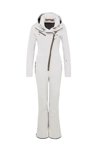 Vorderansicht des Damen-Skioverall GWEN-S in Weiß – eleganter, figurbetonter Catsuit aus elastischem Funktionsmaterial mit hohem Tragekomfort – ideal für Wintersport, Skifahren und stylische Outdoor-Aktivitäten – wasserabweisend, atmungsaktiv und winddicht – körpernahe Passform mit durchgehendem leicht schräg verlaufendem Reißverschluss, hoher Kragen, Kapuze und taillierter Schnitt. Außerdem gibt es eine Brusttasche – edle Verarbeitung in typisch minimalistischer FRAUENSCHUH-Ästhetik