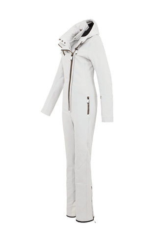 Damen-Skioverall GWEN-S in Weiß von FRAUENSCHUH – figurbetonter Funktionsoverall in hochwertiger Ausführung – Seitenansicht mit taillierter Silhouette und sportlich-elegantem Schnitt – körpernahes Design mit ergonomischer Linienführung, perfekt für Outdoor-Aktivitäten und Wintersport – atmungsaktiv, elastisch, wasserabweisend. Am unteren Bein seitlich mit Reißverschluss für einfaches An- und Ausziehen