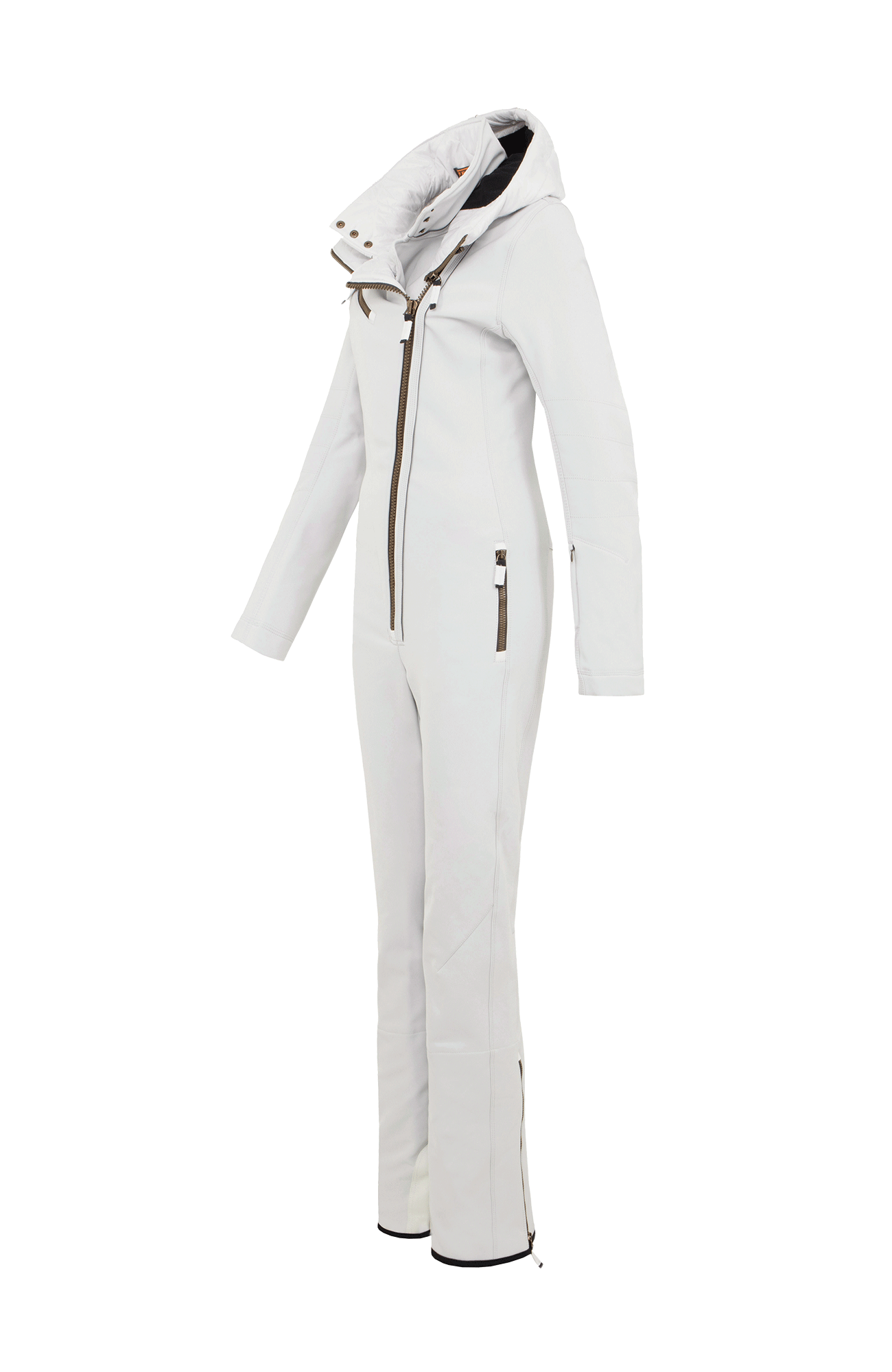 Damen-Skioverall GWEN-S in Weiß von FRAUENSCHUH – figurbetonter Funktionsoverall in hochwertiger Ausführung – Seitenansicht mit taillierter Silhouette und sportlich-elegantem Schnitt – körpernahes Design mit ergonomischer Linienführung, perfekt für Outdoor-Aktivitäten und Wintersport – atmungsaktiv, elastisch, wasserabweisend. Am unteren Bein seitlich mit Reißverschluss für einfaches An- und Ausziehen