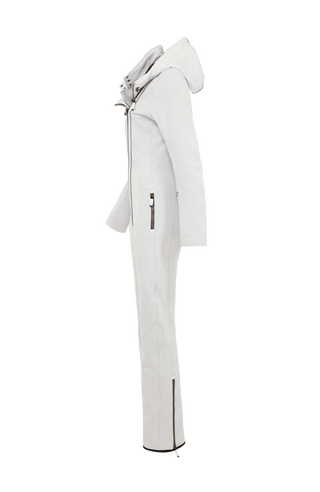 Damen-Skioverall GWEN-S in Weiß von FRAUENSCHUH – figurbetonter Funktionsoverall in hochwertiger Ausführung – Seitenansicht mit taillierter Silhouette und sportlich-elegantem Schnitt – körpernahes Design mit ergonomischer Linienführung, perfekt für Outdoor-Aktivitäten und Wintersport – atmungsaktiv, elastisch, wasserabweisend. Am unteren Bein seitlich mit Reißverschluss für einfaches An- und Ausziehen