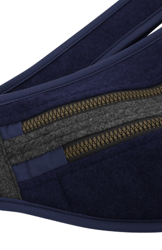 Gürteltasche aus Loden, Modell 093717 Beltbag-L in Farbe alaskablue – Detailansicht. Hochwertige Verarbeitung, stilvoller Begleiter für Damen und Herren.