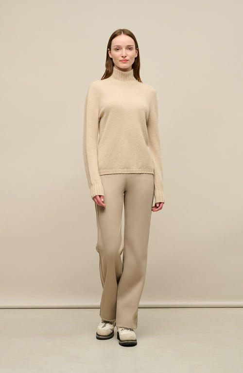 The cashmere turtleneck sweater Hana, combined with the Inga pants made from Wool Powerstretch, exudes a noble yet modern vibe.