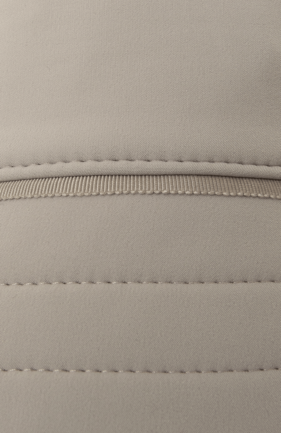 Hat-S Fischerhut aus Schöller Softshell. Nahtbetonung dank Ripsband. Krempe mit Dreifachnaht. Wind- und wasserabweisend, bi-elastisch für Formstabilität und Passgenauigkeit. In der Farbe Braun (Farbe: cashmere)