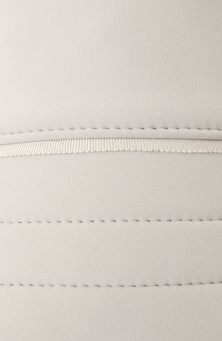 Hat-S Fischerhut aus Schöller Softshell. Nahtbetonung dank Ripsband. Krempe mit Dreifachnaht. Wind- und wasserabweisend, bi-elastisch für Formstabilität und Passgenauigkeit. In der Farbe Weiß-Beige (Farbe: sandstone)